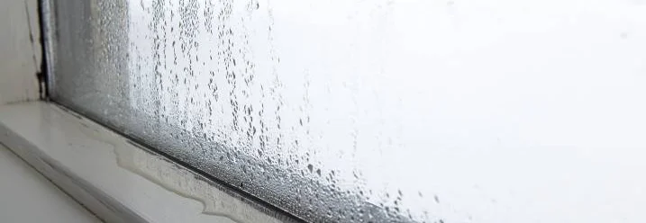 Kondenswasser am Fensterrahmen